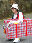 鹿晗曬照笑稱(chēng)“背了假書(shū)包” 全民P圖場(chǎng)面搞笑