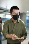 阳刚帅气！李佳琦剪寸头现身机场 耐心为粉丝签名