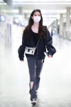 這破洞褲有個性！歐陽娜娜現(xiàn)身機場 甜酷少女風(fēng)