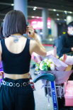 乃萬現(xiàn)身機場收獲高人氣：卡十也會這么火嗎？