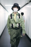 王俊凯军绿色连体裤现身机场 单手插兜又酷又飒！