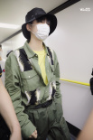 王俊凱軍綠色連體褲現(xiàn)身機場 單手插兜又酷又颯！