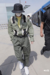 王俊凯军绿色连体裤现身机场 单手插兜又酷又飒！