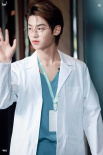 请安排看诊!杨幂邓伦黄明昊《密逃》医生造型路透