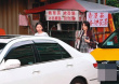 孕肚難遮！郭碧婷現(xiàn)身寵物醫(yī)院 衣著寬松面龐圓潤