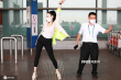 上头！钟丽缇现身机场 教大叔跳《无价之姐》