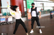 上头！钟丽缇现身机场 教大叔跳《无价之姐》