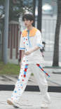 又奶又酷！《奔跑吧》曝路透 蔡徐坤穿童风套装