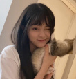 欧阳娜娜抱奶猫玩耍温馨有爱 被拨乱头发笑容宠溺