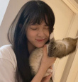 欧阳娜娜抱奶猫玩耍温馨有爱 被拨乱头发笑容宠溺