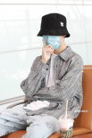 “朱朝阳”荣梓杉私服潮范儿 长腿瞩目坐姿潇洒