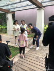 黃曉明趙麗穎《中餐廳》路透 與小區(qū)居民親切互動
