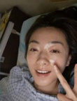 工作室晒万茜病床照状态好 get新装备单手冲浪