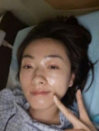 工作室曬萬茜病床照狀態(tài)好 get新裝備單手沖浪