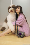 木村心美穿藕荷色西服 超宠溺拥抱爱犬笑容甜美