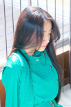 木村光希長發(fā)及腰側(cè)顏精致 翡翠綠連衣裙顯知性