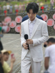 美颜鲨人！王俊凯参加下乡活动 穿白西装生图超绝