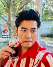 周杰倫最新自拍裝扮復(fù)古 手拿飲料凹造型笑容痞帥