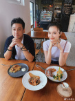朱孝天与妻子甜蜜出游身材清瘦 曾自曝患基因疾病