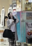 新戲路透！趙麗穎街頭拍戲被圍觀 衣著樸素顯土氣