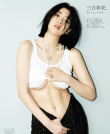 “Jay女郎”三吉彩花登封 半撩背心狂秀傲人上圍