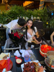 姜潮为麦迪娜浪漫庆生 与儿子齐吻妻子羡煞旁人