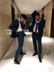 白敬亭分享与赵又廷合照 吐槽：被迫陪领导妖娆