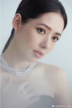 郭碧婷曝近照颜值不掉线 穿黑裙巧遮孕肚幸福灿笑