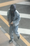 朱一龙回应隐婚生子后首现身 穿牛仔look不见正脸