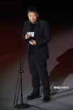 贾樟柯等为田壮壮颁发荣誉 《不浪漫》延期拍摄