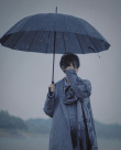 王俊凱雨中寫真浪漫文藝 膠片質(zhì)感盡顯清冷帥氣