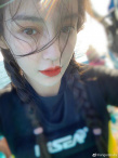 Angelababy扎麻花辮沖浪 懟臉自拍秀嫩膚高鼻梁
