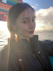 Angelababy扎麻花辮沖浪 懟臉自拍秀嫩膚高鼻梁