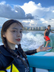 Angelababy扎麻花辮沖浪 懟臉自拍秀嫩膚高鼻梁