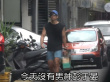 暖男形象塌了？彭于晏街头疑不爽狗仔跟踪竖中指
