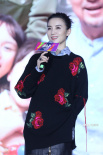 宋佳为新剧《小舍得》打Call 毛衣搭短裙温柔可人
