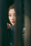 殷桃“初冬”寫(xiě)真曝光 黑色皮衣內(nèi)搭裸色針織背心