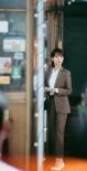 楊紫《女心理師》曝路透 穿西裝的打工人造型養(yǎng)眼