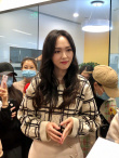 发际线后移？唐嫣扫楼生图曝光 波浪卷发状态好
