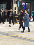 张一山《亲爱的你》路透 与李沁手挽手逛街超甜蜜