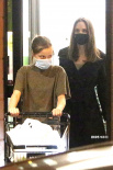 懒理皮特诉讼获胜！朱莉带女儿逛街获陌生男陪同