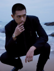 李現(xiàn)All Black造型硬朗紳士 海邊寫真充滿意境美