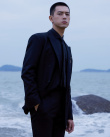 李現(xiàn)All Black造型硬朗紳士 海邊寫真充滿意境美