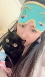 刘亦菲穿睡衣抱黑猫COS赫本 戴同款眼罩再现经典