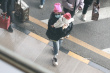 章子怡带娃现身机场与儿子同戴粉帽 女儿对镜招手