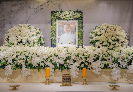 导演张毅遗体火化 妻子杨惠珊首现身送别