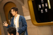 张新成戴金边眼镜尽显书生气 梳小辫秀钢琴实力
