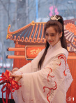 Angelababy穿汉服成都庆生 带儿子与粉丝吃火锅