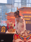 Angelababy穿汉服成都庆生 带儿子与粉丝吃火锅
