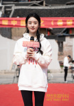 赵丽颖穿畲族服饰和小演员合照 发文告别小朋友